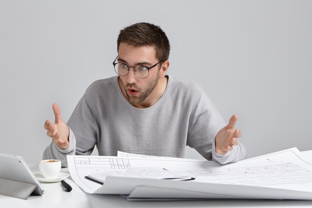 horizontal-portrait-puzzled-male-designer-stares-screen-laptop_273609-8138.jpg шок